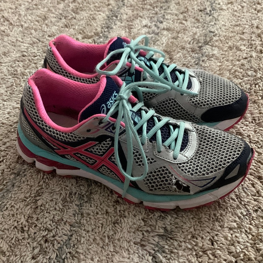 ASICS GT-2000 women’s sneakers